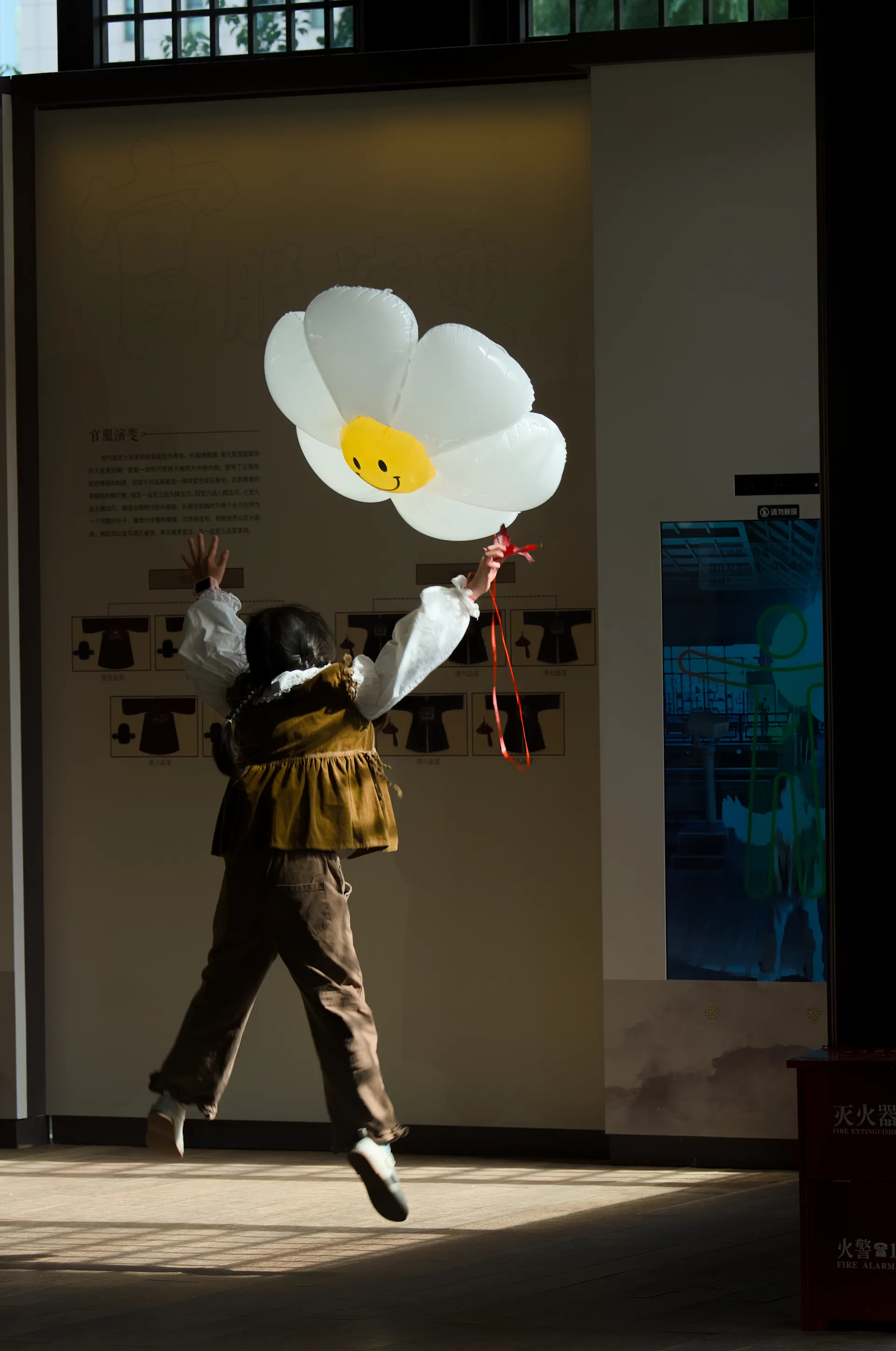 10:55 ｜ 我一直跟拍这个小女孩