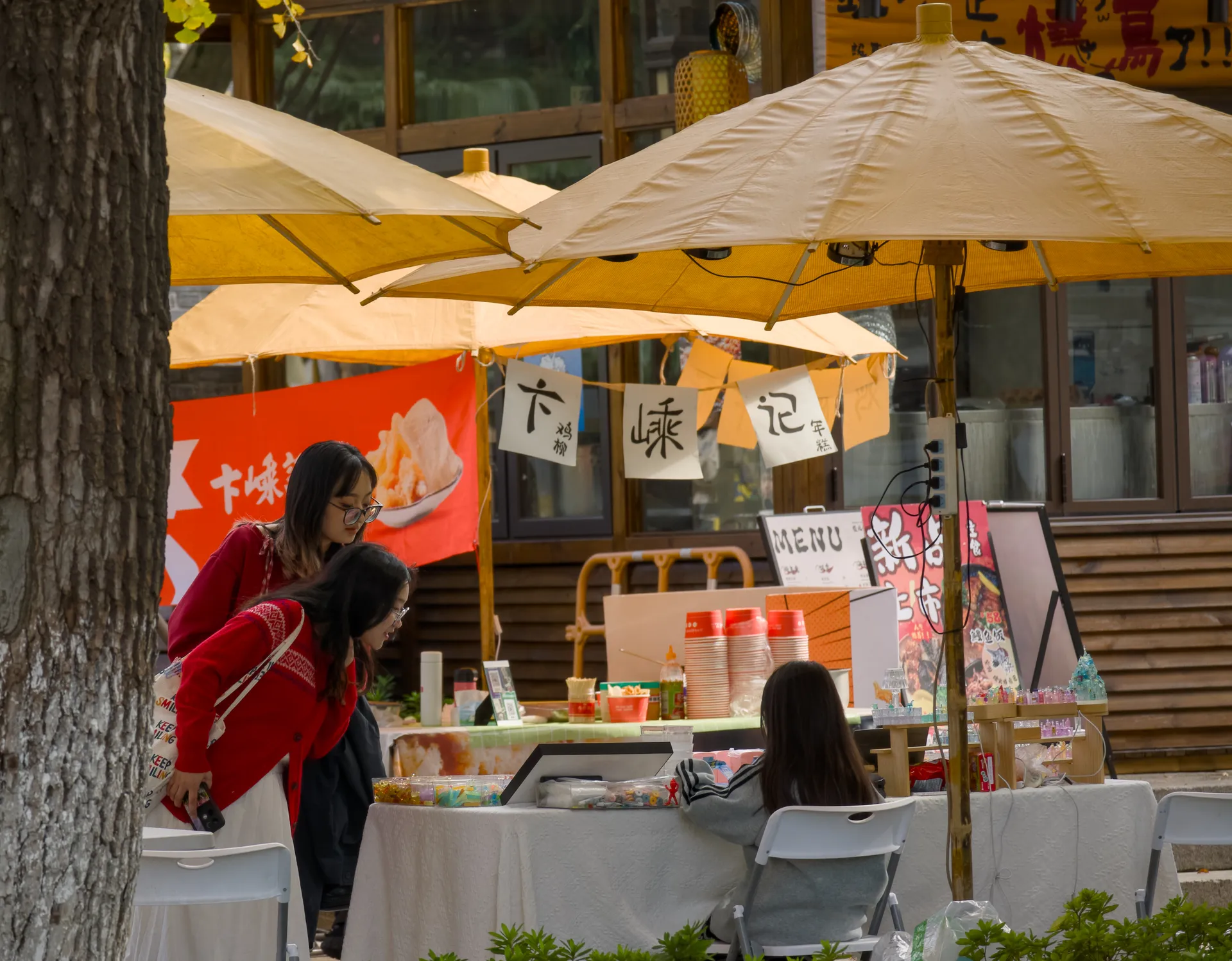 11:33 ｜ 草坪外的集市，小女孩松弛看摊