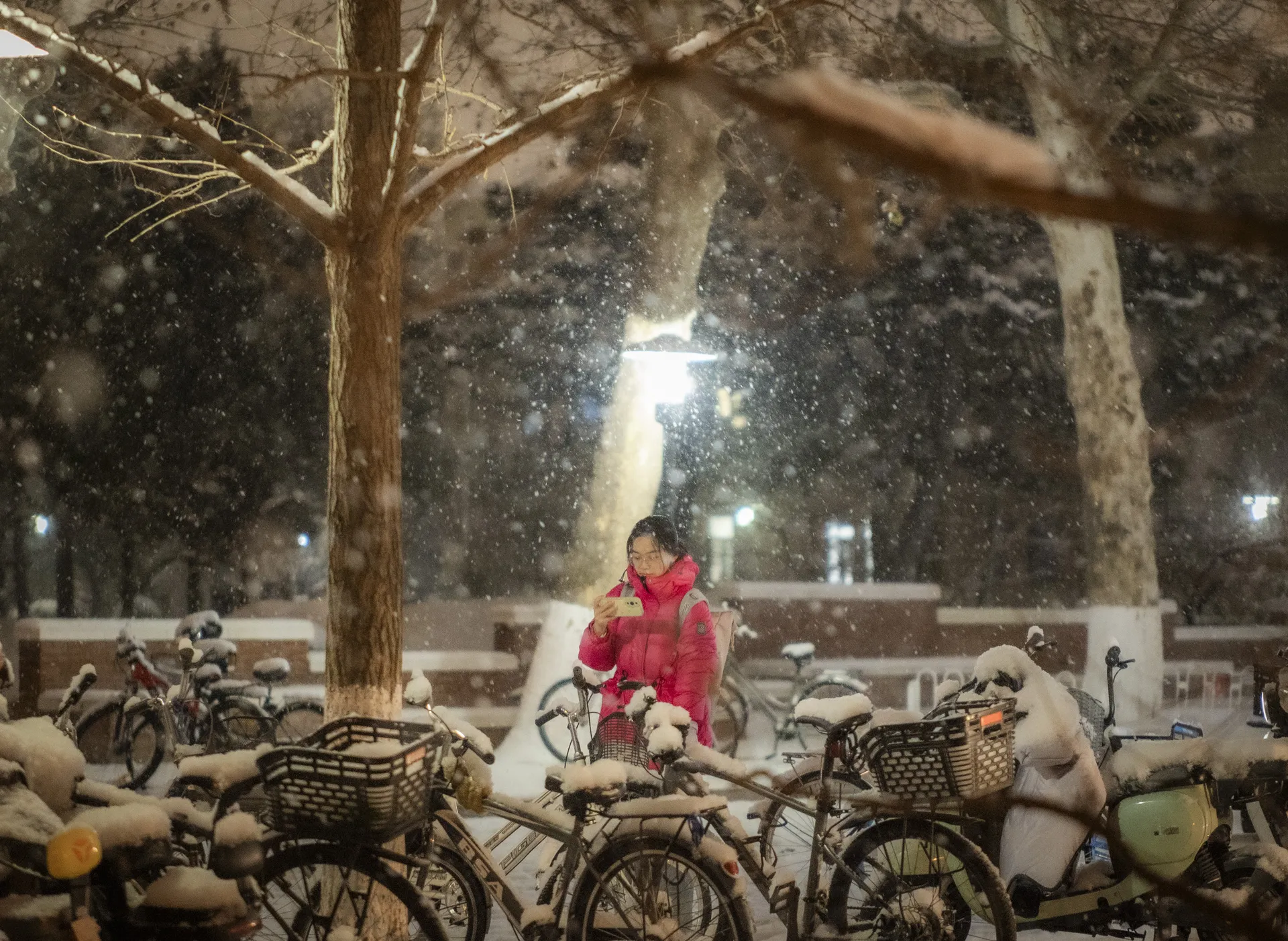 从图书馆刚出来的同学